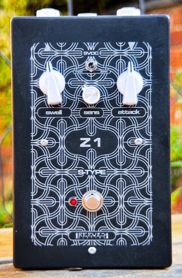 Reeves Electro Z1, front view, black acid-etched enclosure with Swell, Sens and Attack knobs, a Thick/Zonk toggle and a red LED