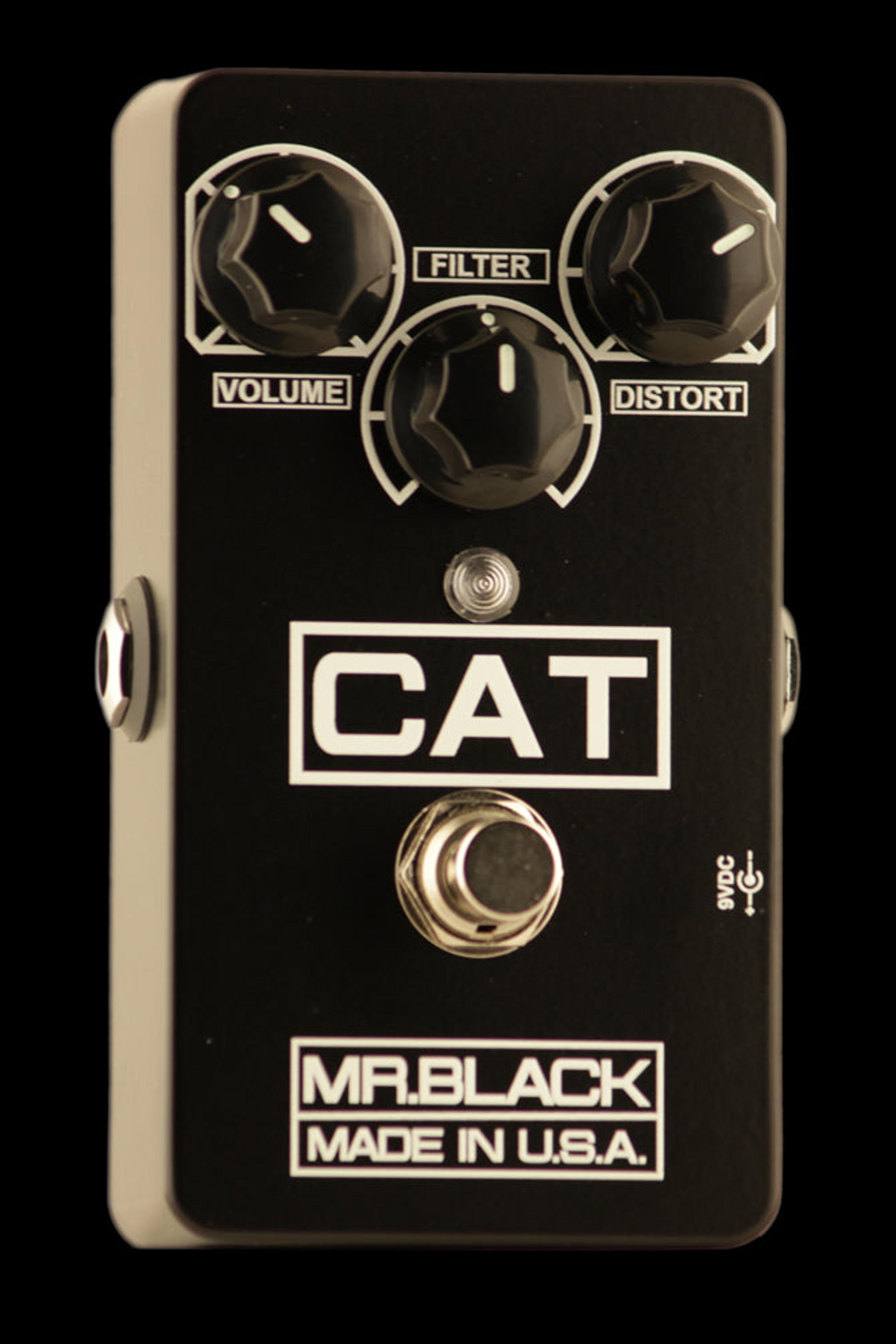 Mr. Black CAT Distortion, three-quarter right packshot, black Hammond enclosure with Volume Distort Filter knobs