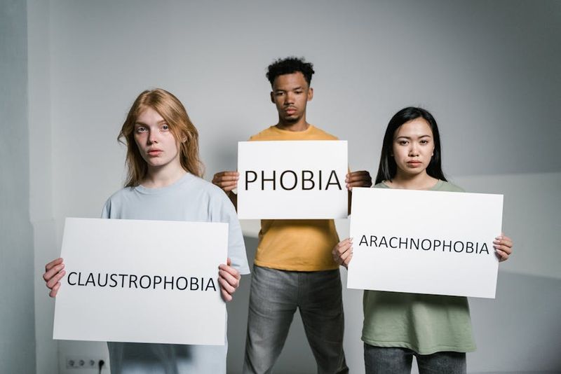 Tres personas demuestran fobias comunes: aracnofobia, claustrofobia y miedo general.