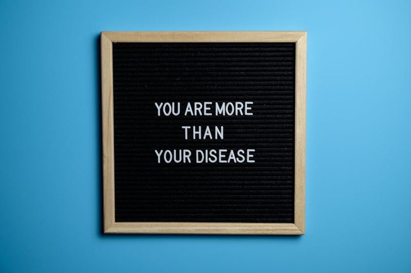 Motivationszitat auf einer Tafel vor blauem Hintergrund, das Selbstwertgefühl fördert.
