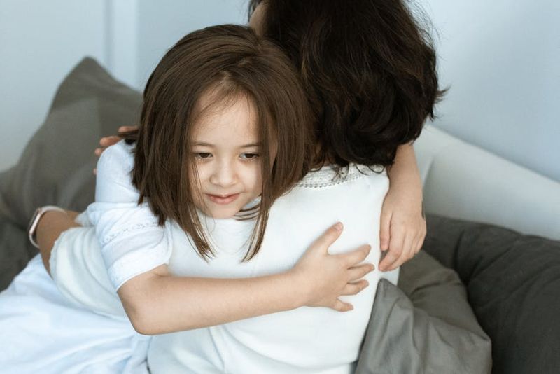 لحظة مؤثرة من الحب والمودة بين أم وابنتها تتبادلان عناقًا دافئًا.