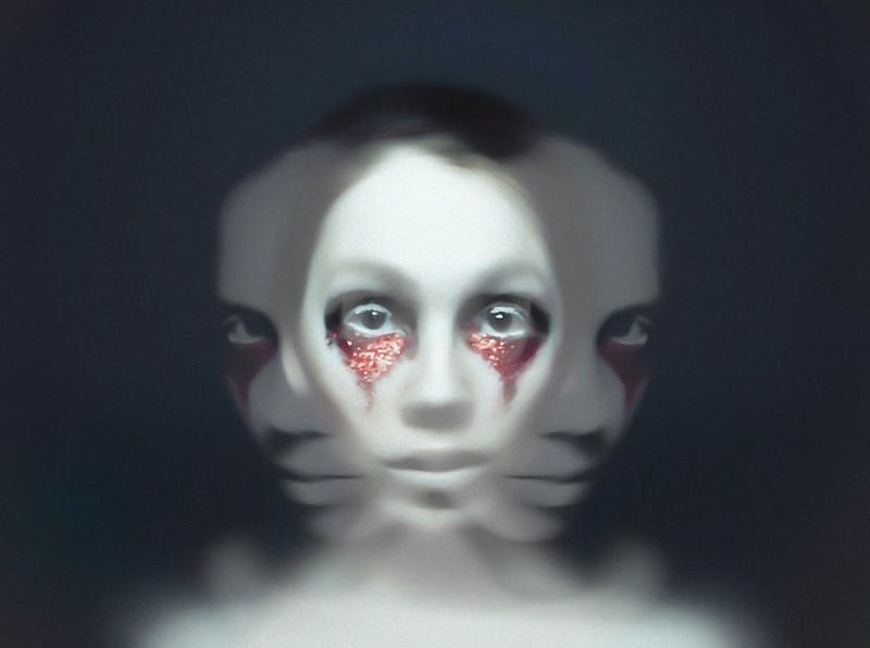Um retrato assustadoramente surreal com expressões faciais abstratas e misteriosas.