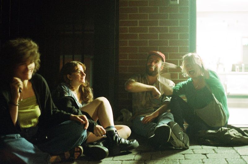 Eine Gruppe von Freunden sitzt draußen und genießt einen entspannten Abend in Ipswich.