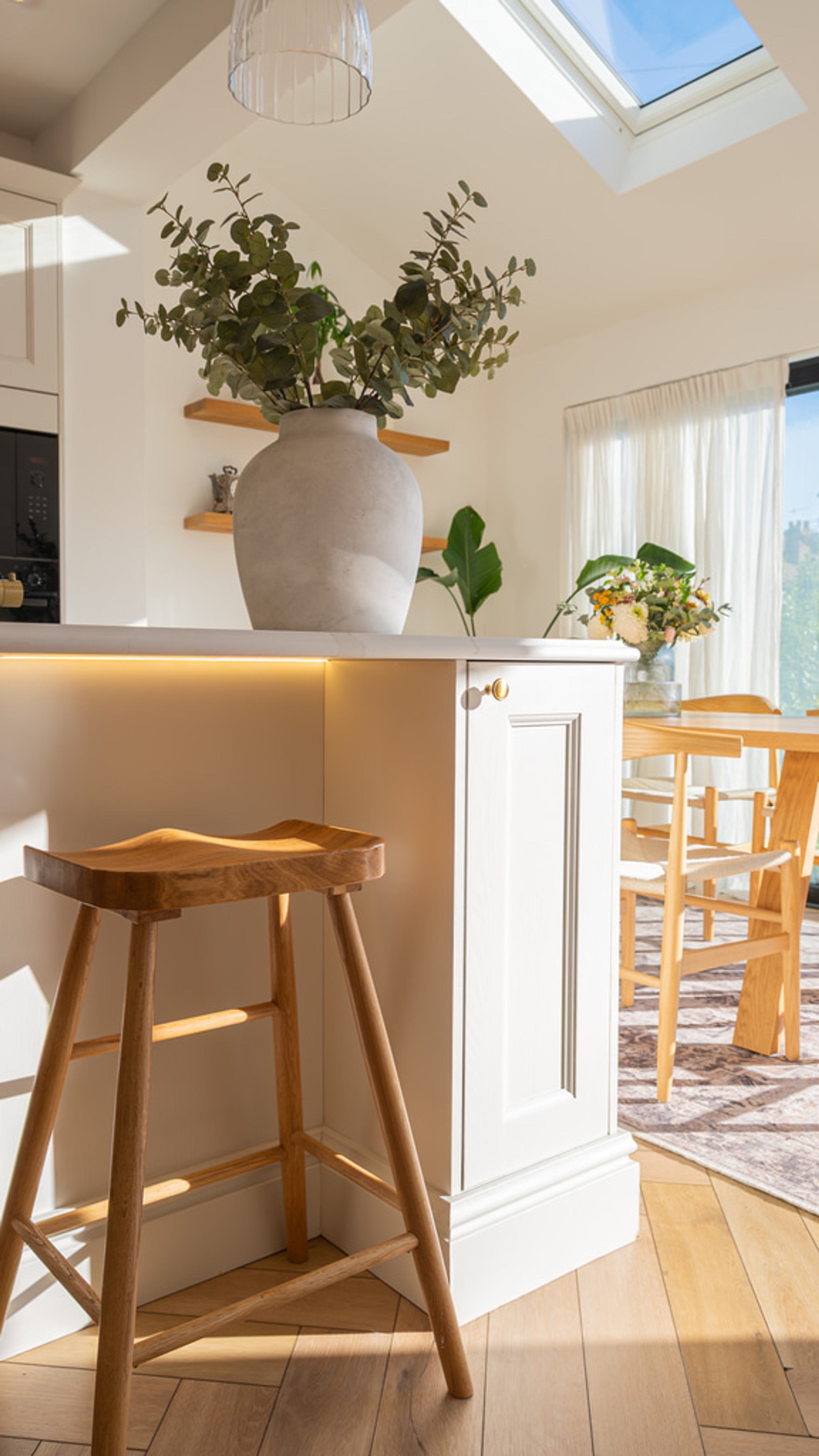 Durable marble-effect quartz dining table