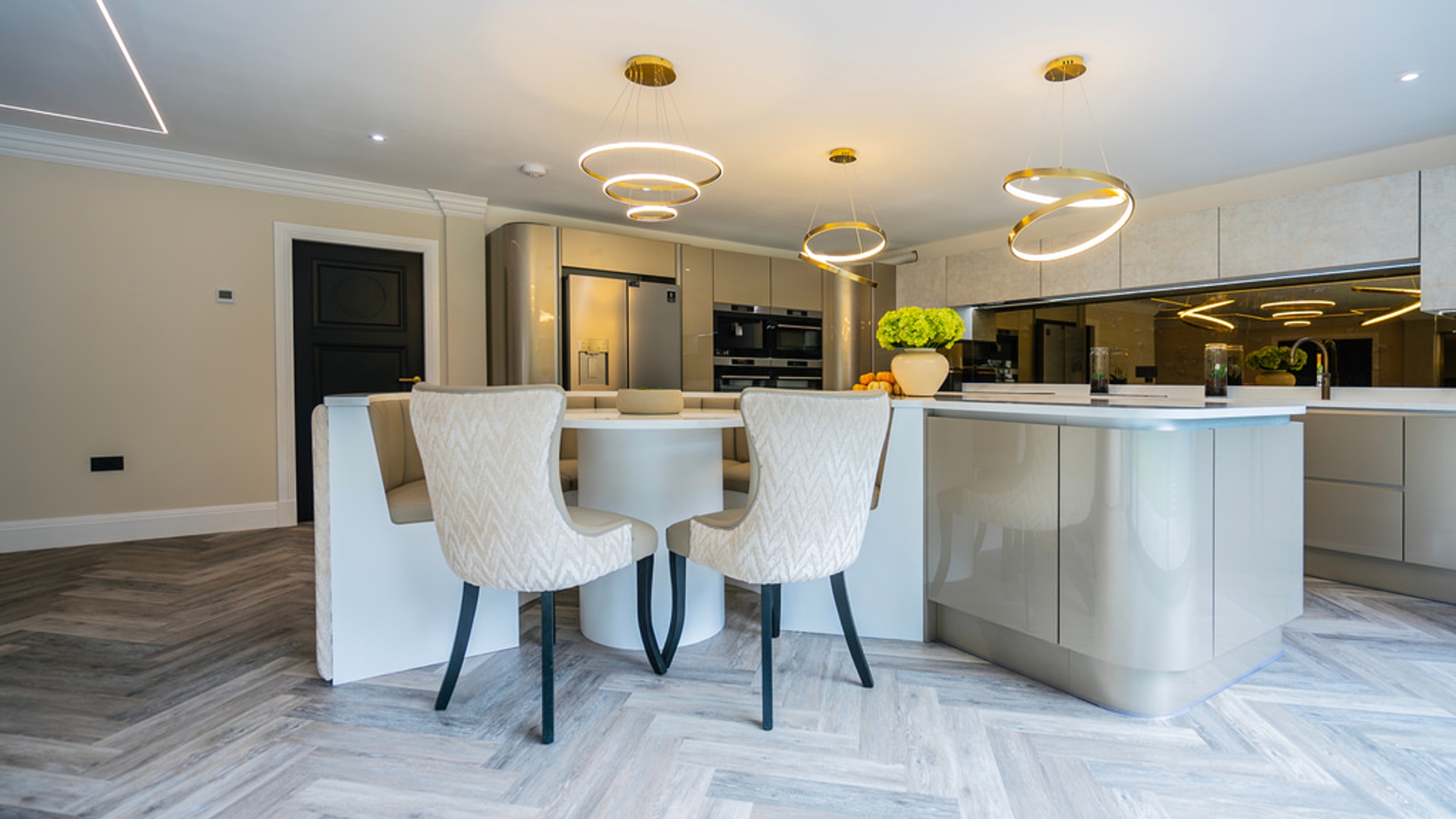Marble-effect quartz tabletop
