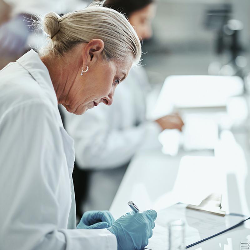Kobieta naukowiec badania laboratorium