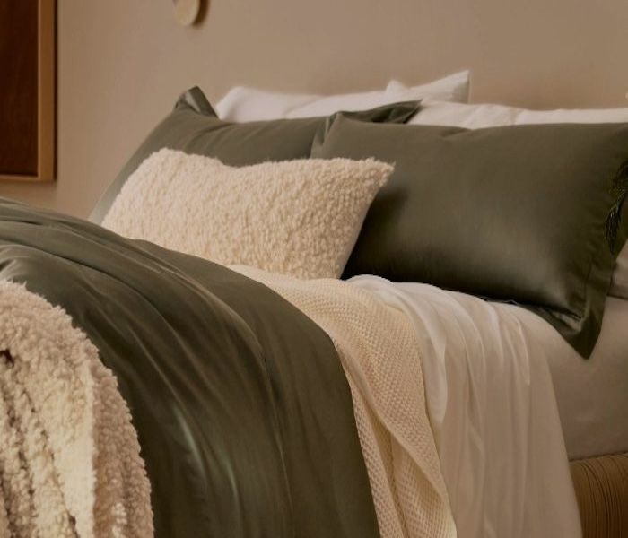 THROWS & DECORATIVE PILLOWS