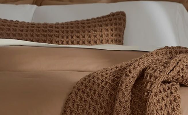 THROWS & DECORATIVE PILLOWS