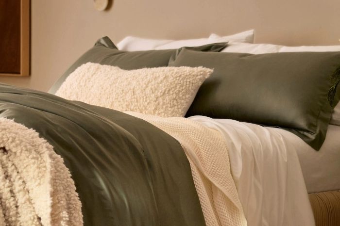 THROWS & DECORATIVE PILLOWS