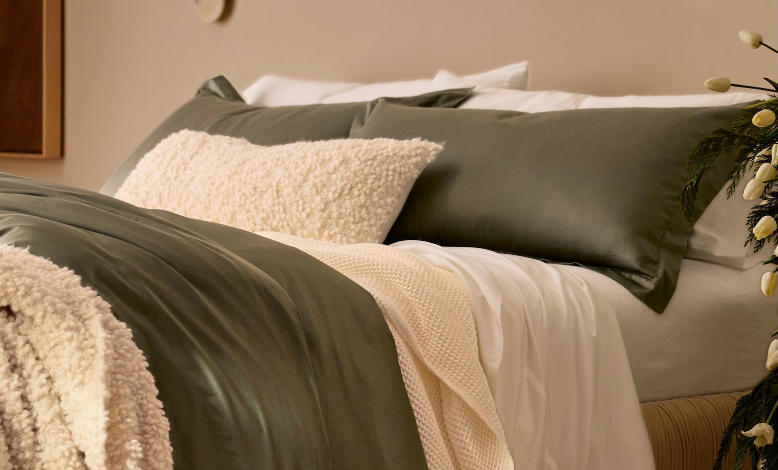 THROWS & DECORATIVE PILLOWS