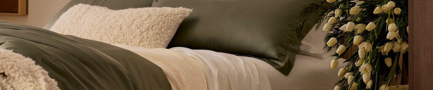 THROWS & DECORATIVE PILLOWS