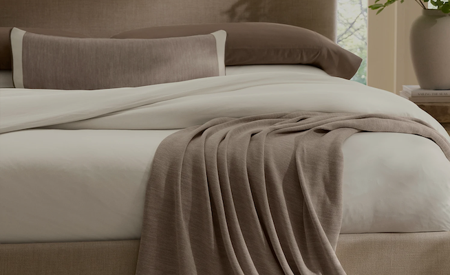 THROWS & DECORATIVE PILLOWS