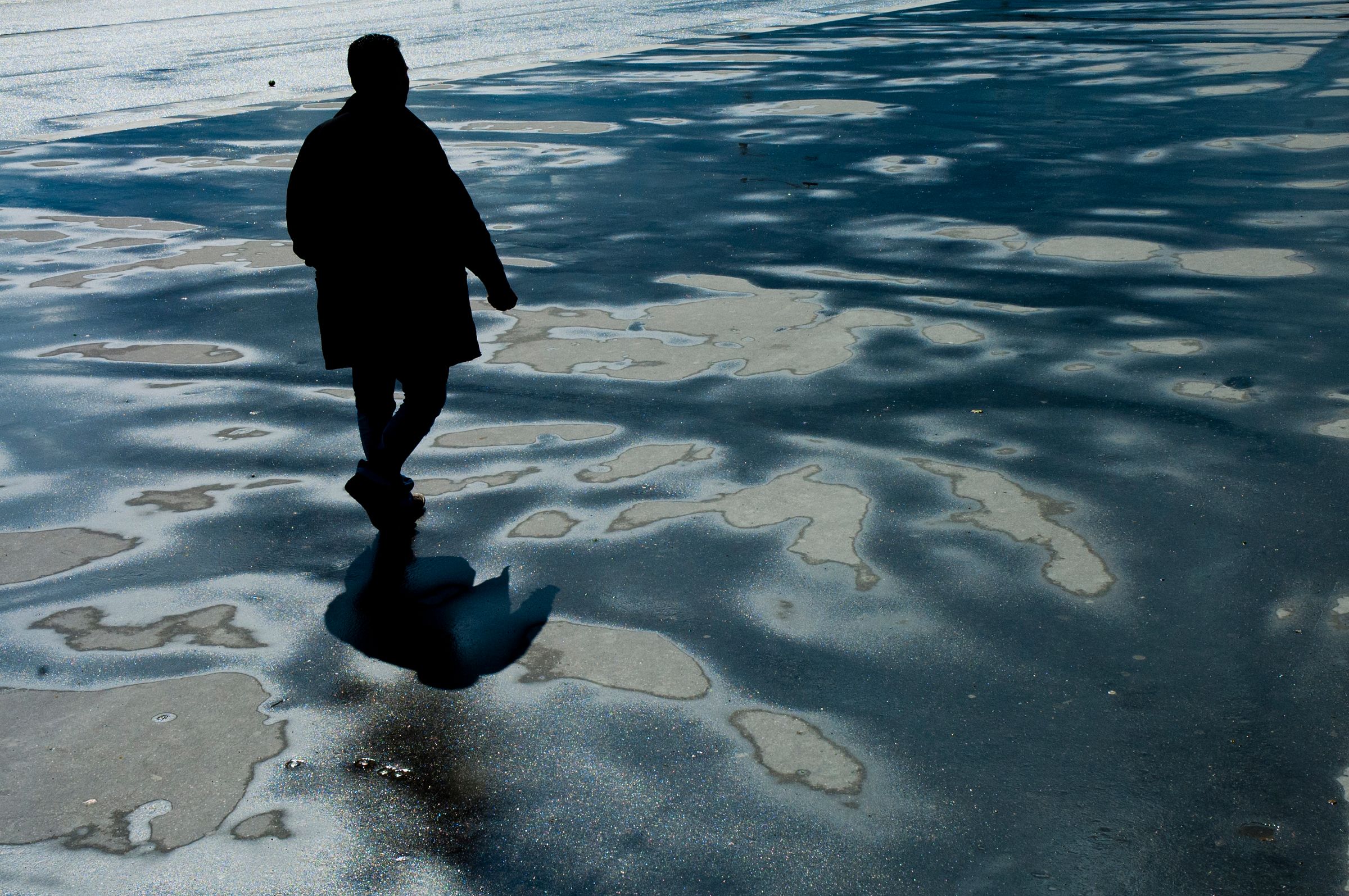 une silhouette après la pluie