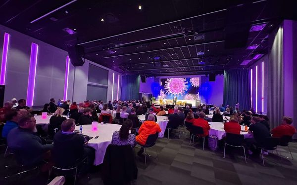 Førstehjelpskonferansen 2025 — fullsatt sal med fagpersoner og instruktører