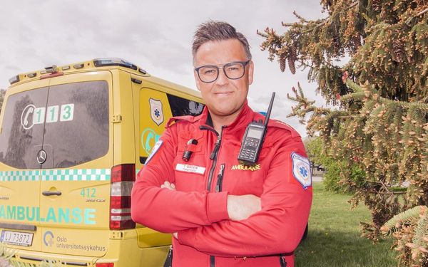 Thomas Berg Green foran ambulanse — nesten 30 år i ambulansetjenesten