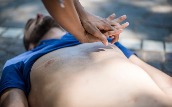 Hjerte-lungeredning (HLR) — livreddende førstehjelp i praksis