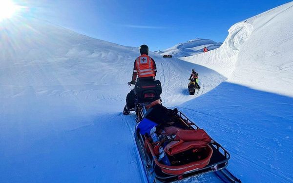 Røde Kors-redningsarbeider i snøkledd fjellandskap — førstehjelp i praksis