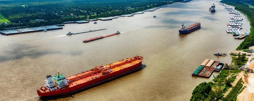 Container and transport vessels on the Mississippi