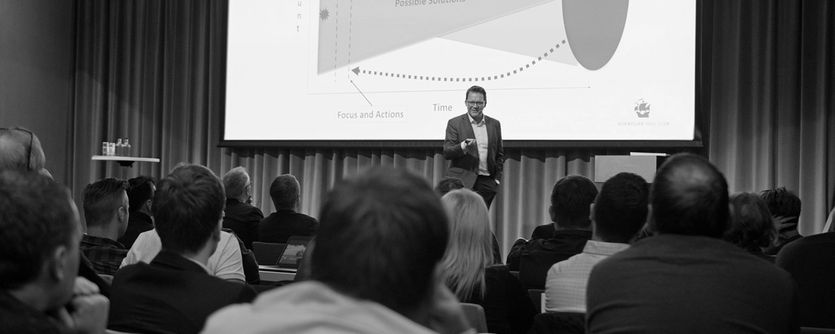 One of the Norwegian Hull Club team presents to an officers' conference