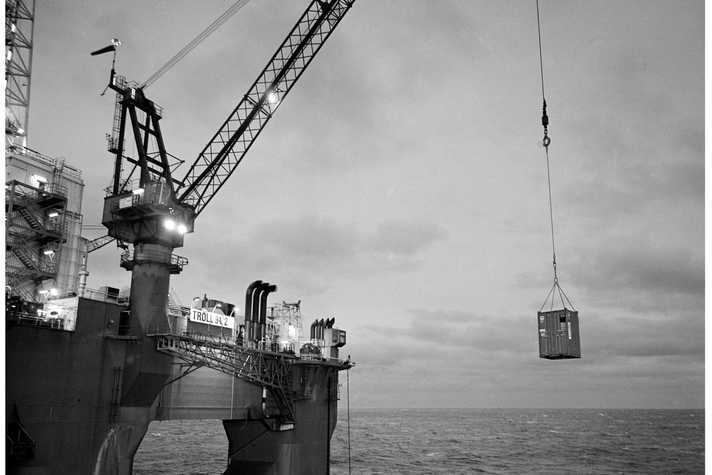Oil rig handling supplies