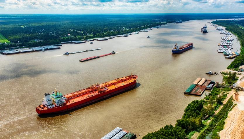Container and transport vessels on the Mississippi