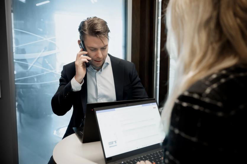 Underwriters in situations room