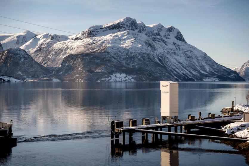 Battery charging terminal