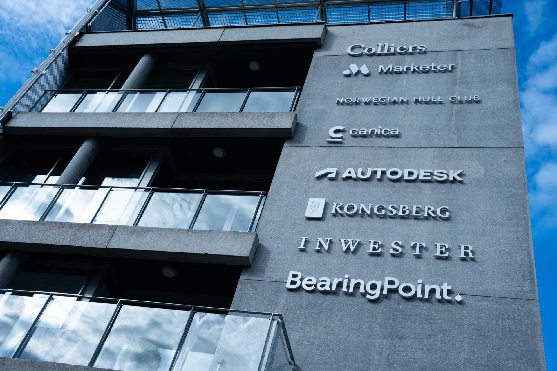 The Norwegian Hull Club sign on the building