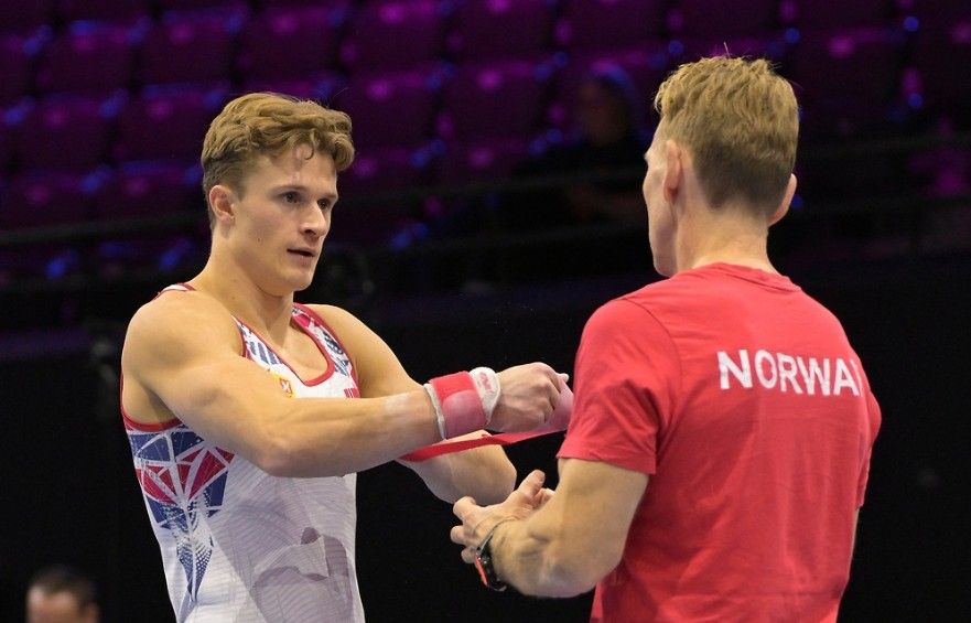 Sebastian Sponevik og trener Jansen under hoppfinalen i Rotterdam-VM, som endte med en historisk bronse for Sponevik