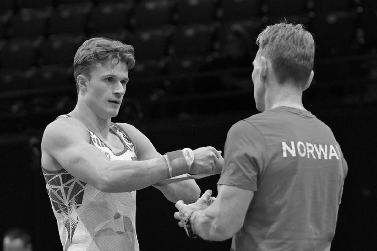 Sebastian Sponevik og trener Jansen under hoppfinalen i Rotterdam-VM, som endte med en historisk bronse for Sponevik