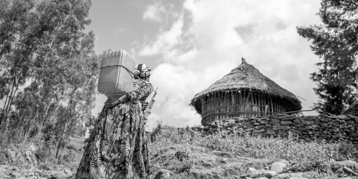 En kvinne går for å hente vann i Amhara-regionen i Etiopia. Mangel på rent vann er én av flere kriser som kvinner oppgir ny rapport fra CARE.