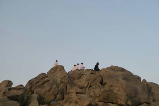 Faith under the sun: pilgrims endure heat at mount Arafat