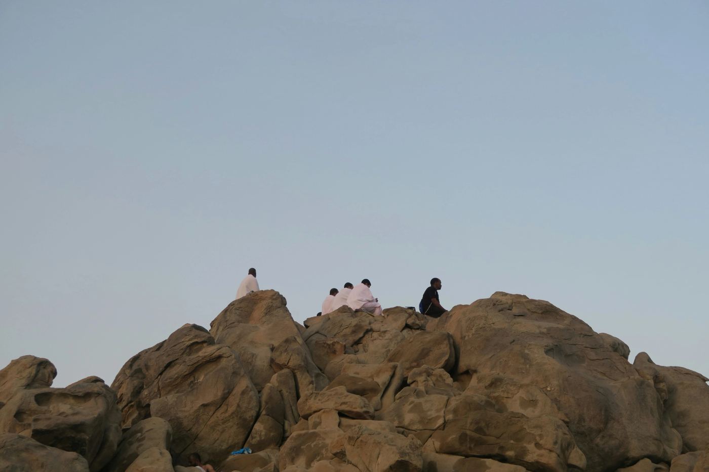 Faith under the sun: pilgrims endure heat at mount Arafat