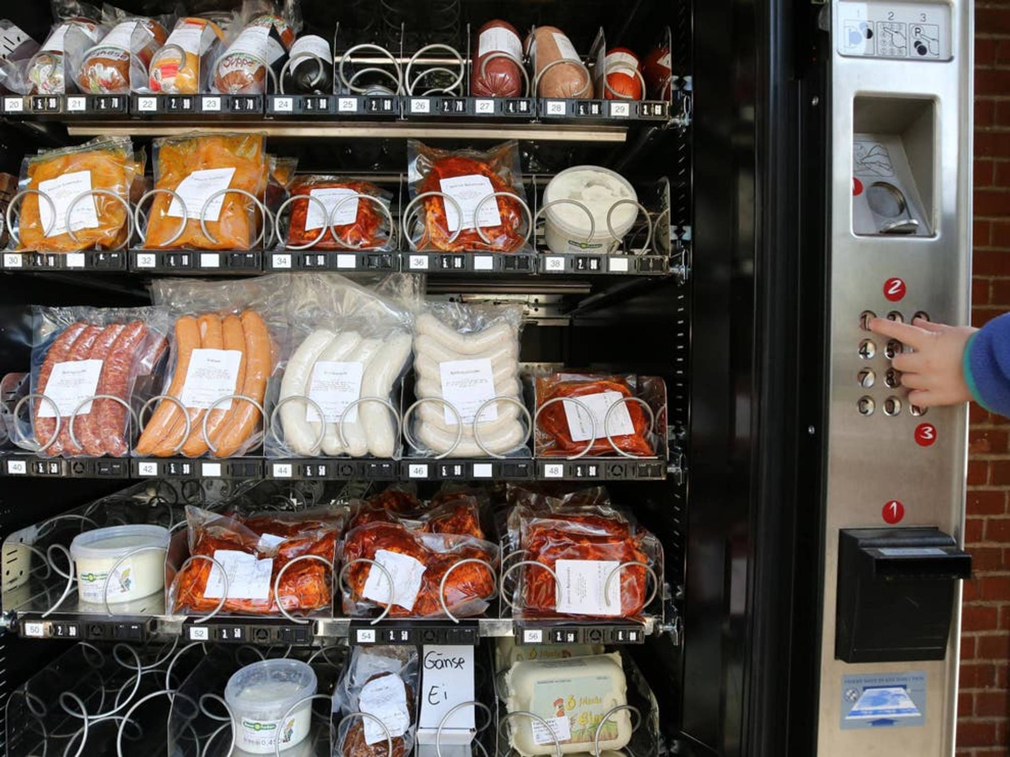 COVID-19-alert eaters choose vending machines in Japan