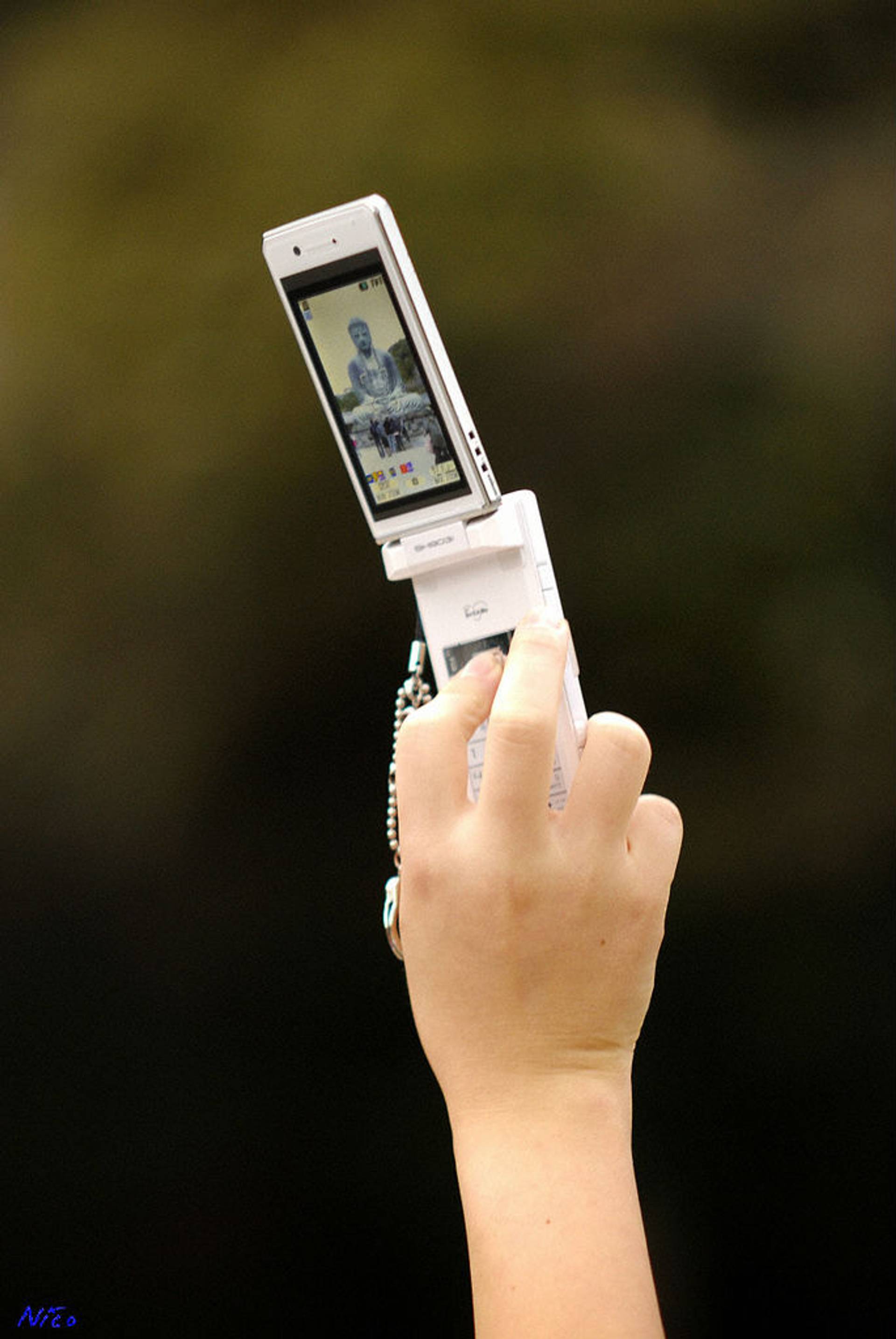 Flip-phones make a comeback in Japan