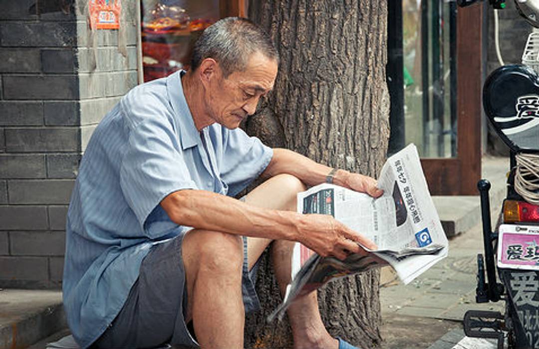 Chinese readers swap newspapers for books