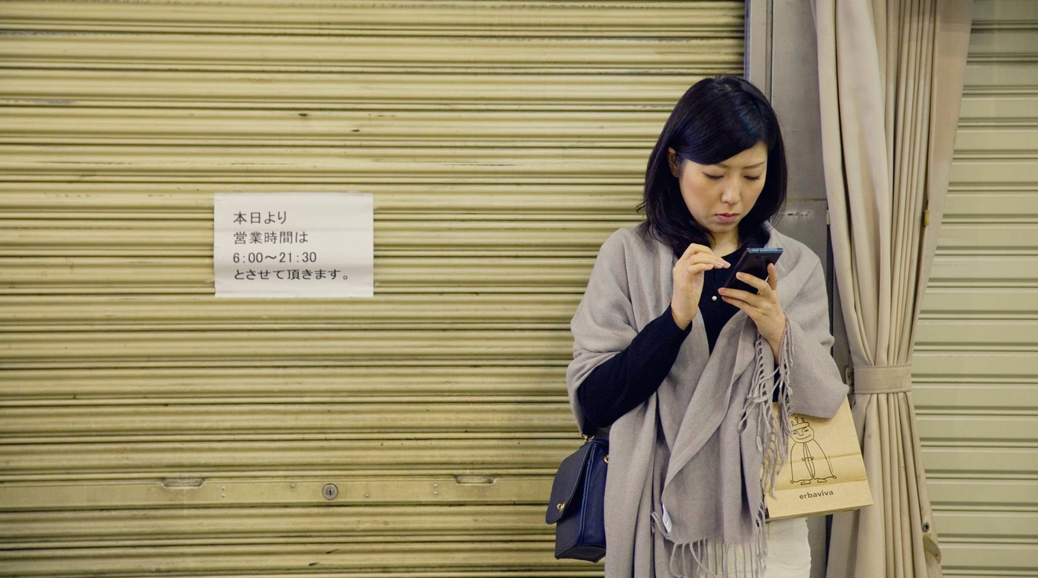 Smartphone users trust strangers less