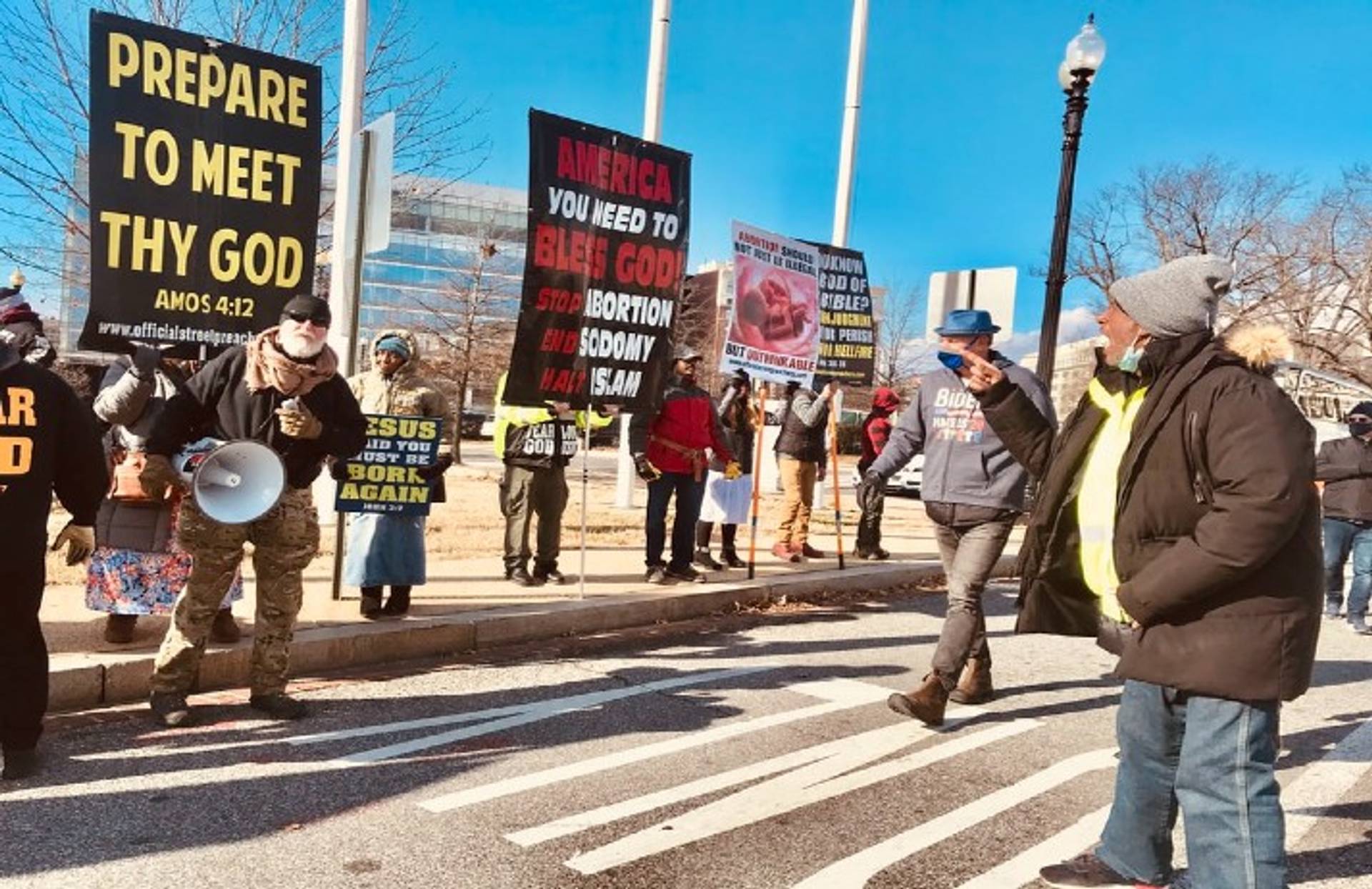 People are swayed by crowds regardless of politics