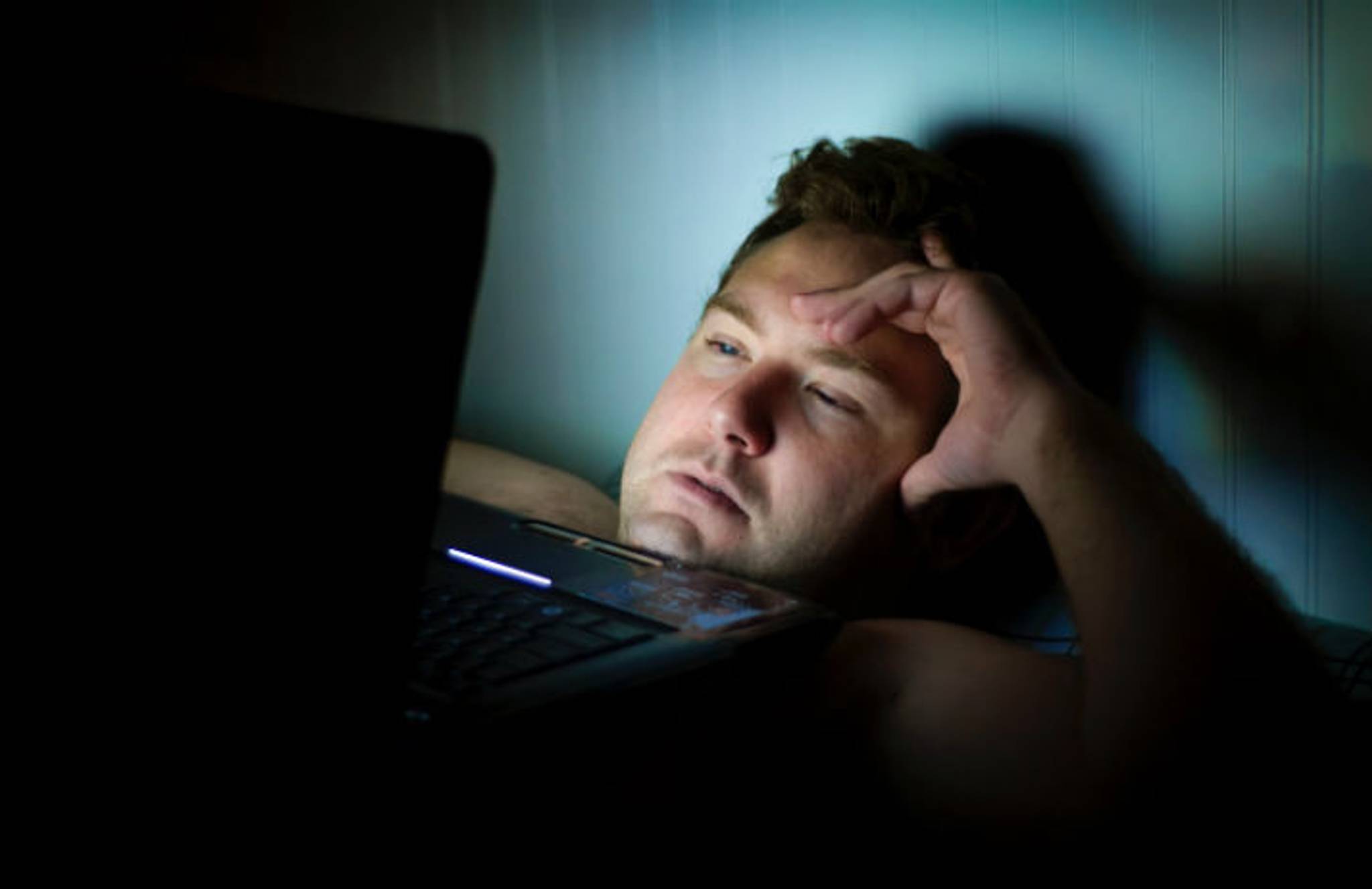 Most Americans lose sleep due to binge-watching