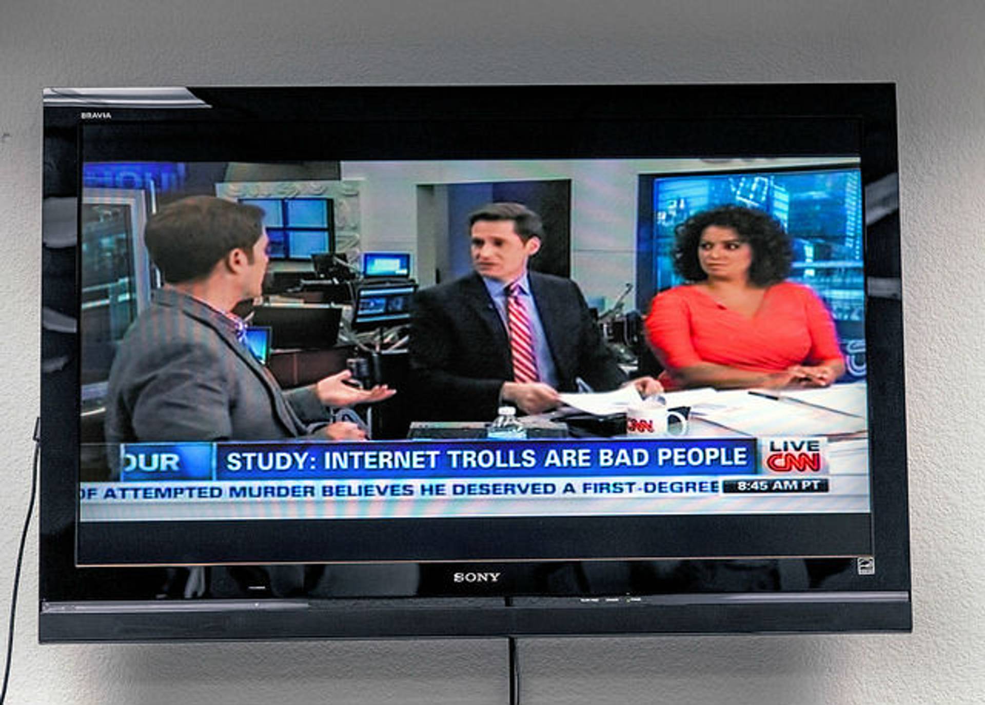 CNN tests mixing adverts with news