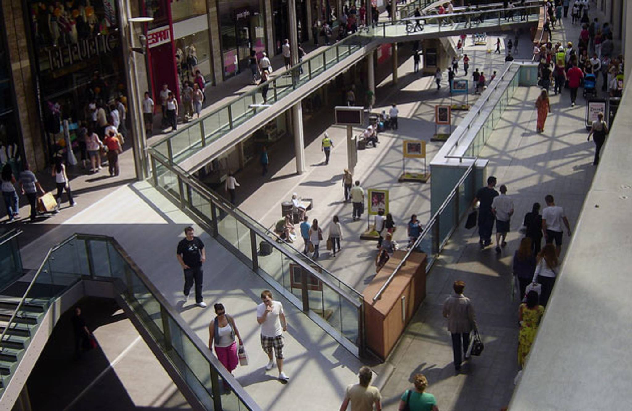 Future-proofing the shopping mall: urban convergence and the wow factor