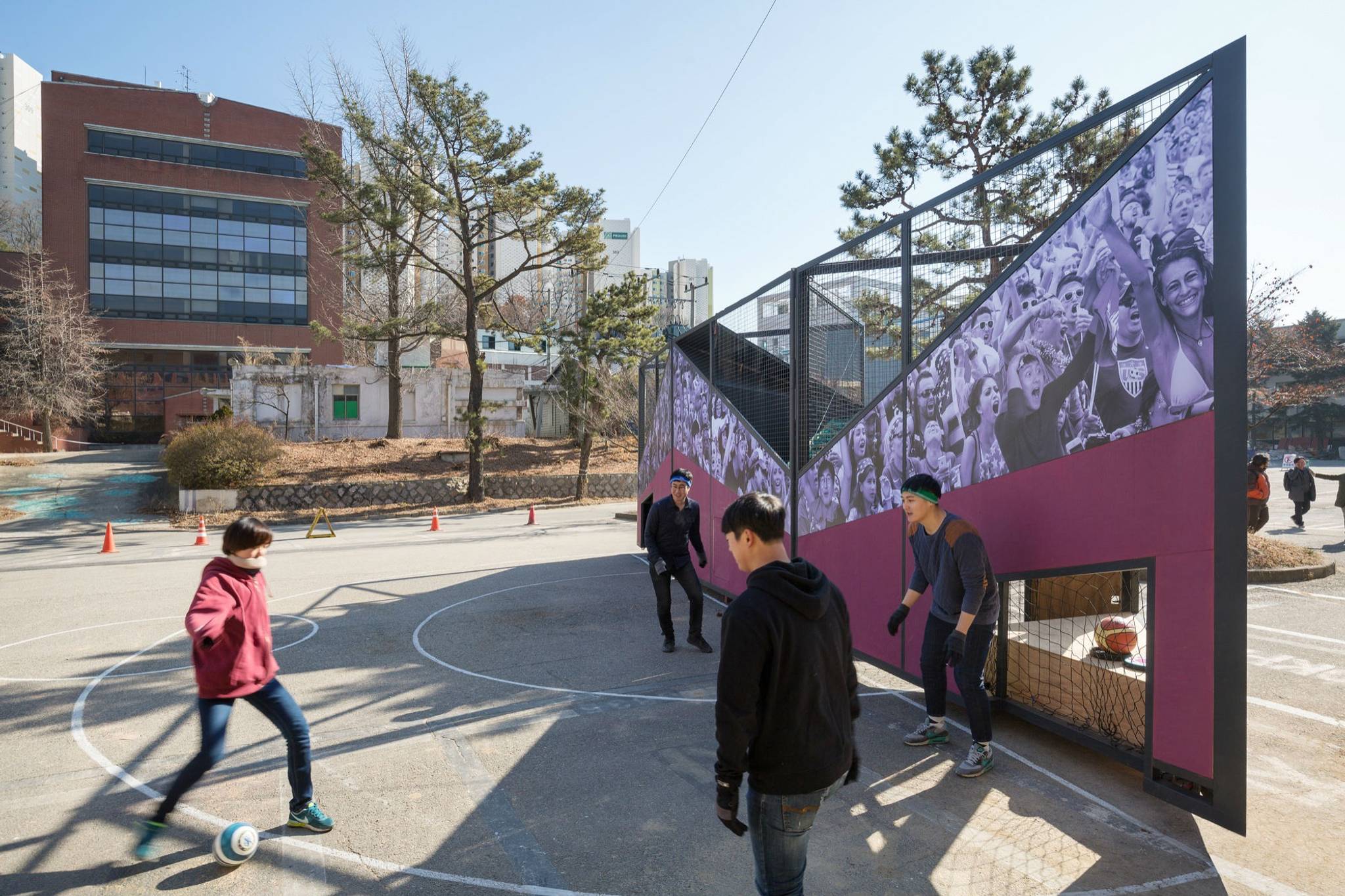 Fold-up Playgrounds for active Urbanites