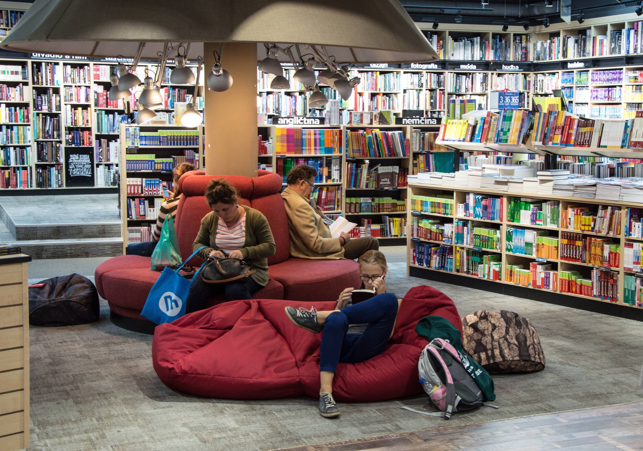 Nostalgic Americans push a big-box bookstore revival