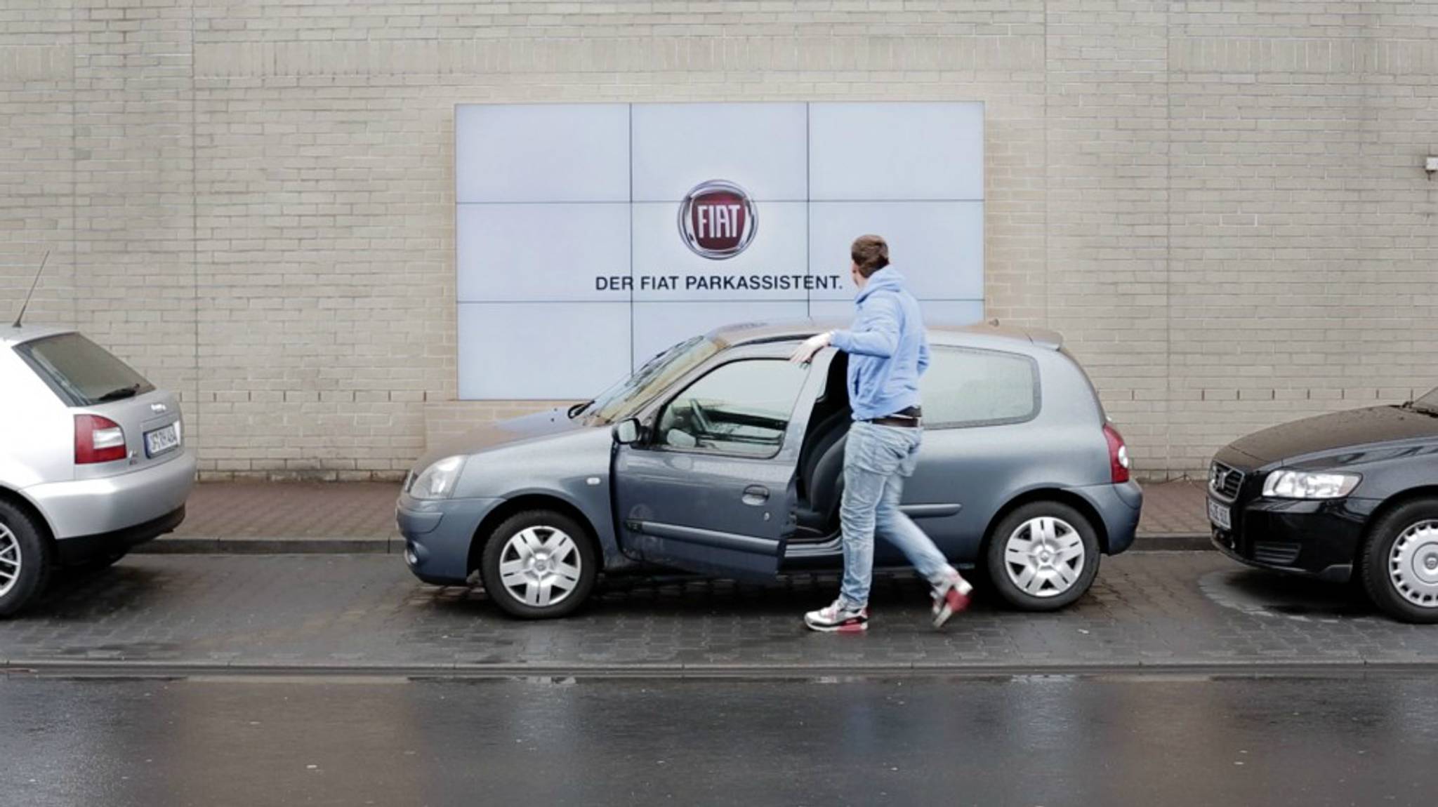 Fiat billboard helps drivers parallel park