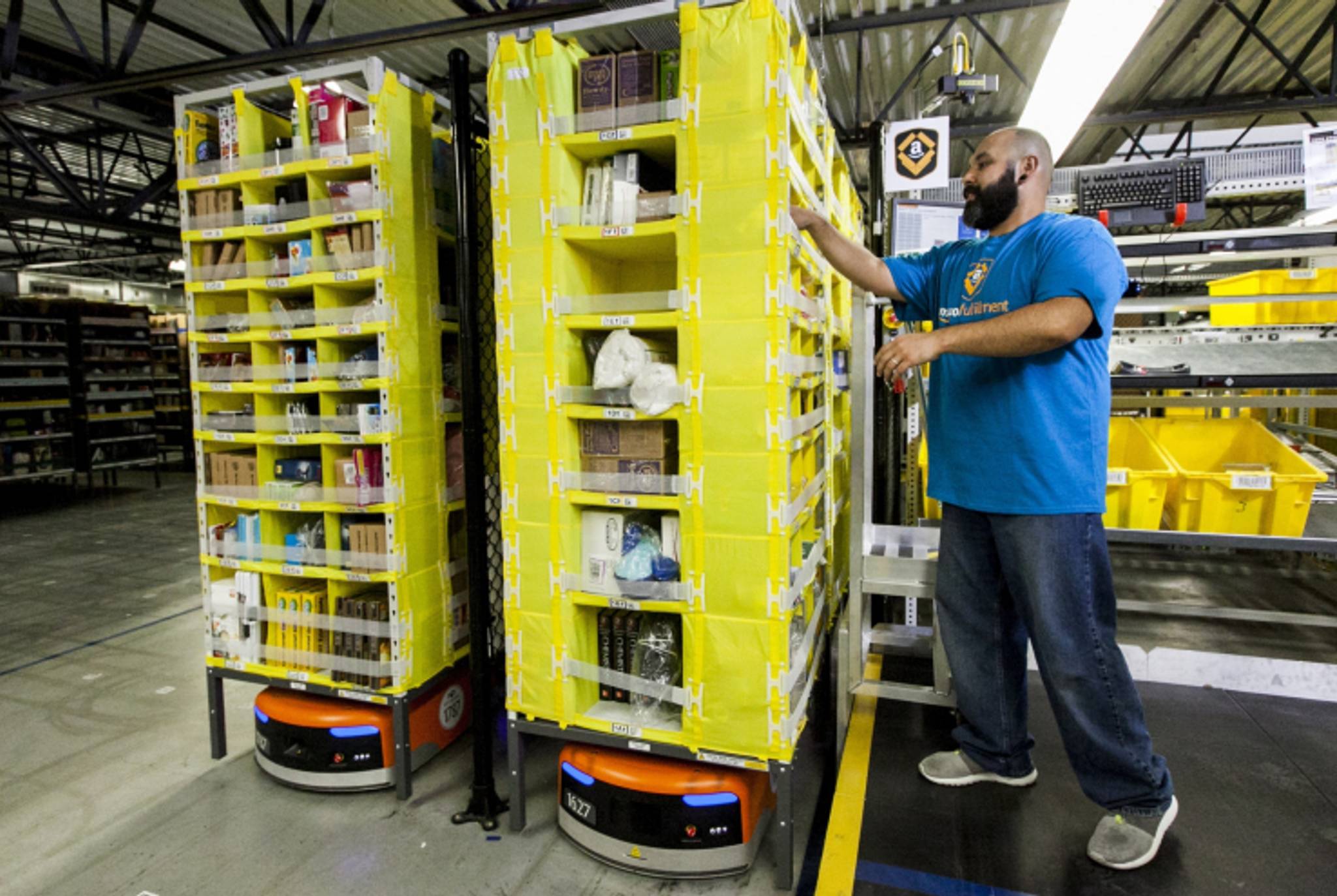 Amazon employs robots for Christmas rush