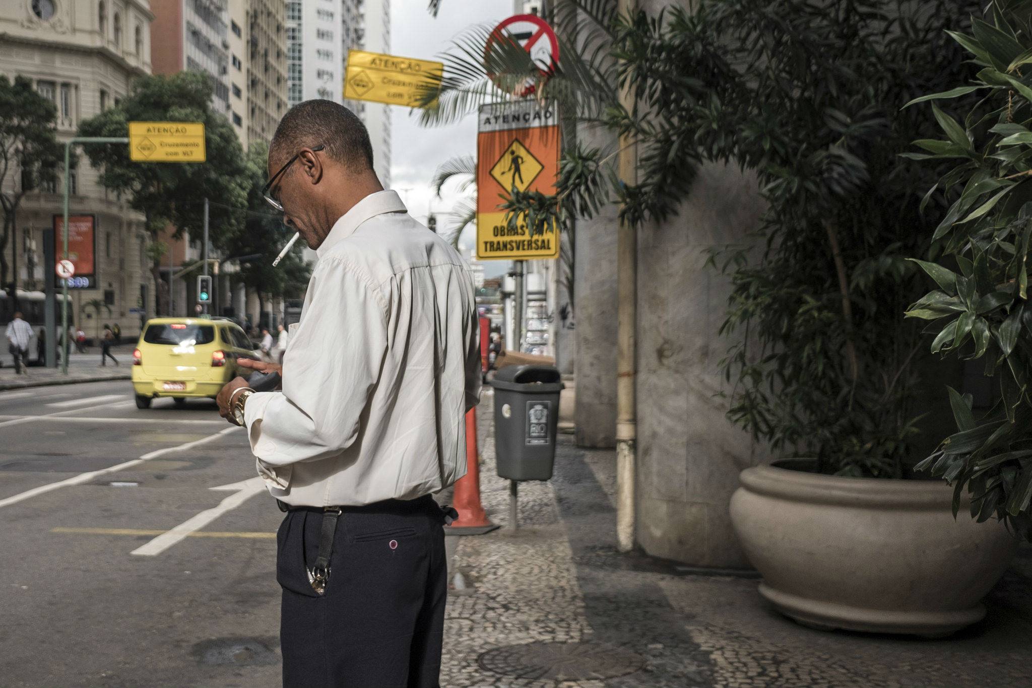 Safety-conscious Brazilians swap cash for credit