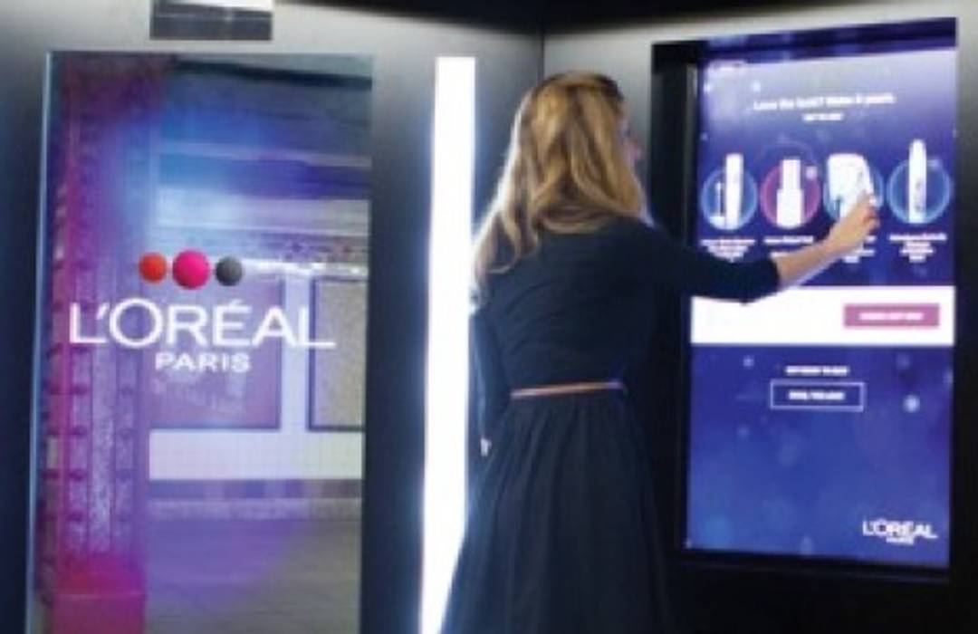 L'Oréal's 'magic mirror' kiosk