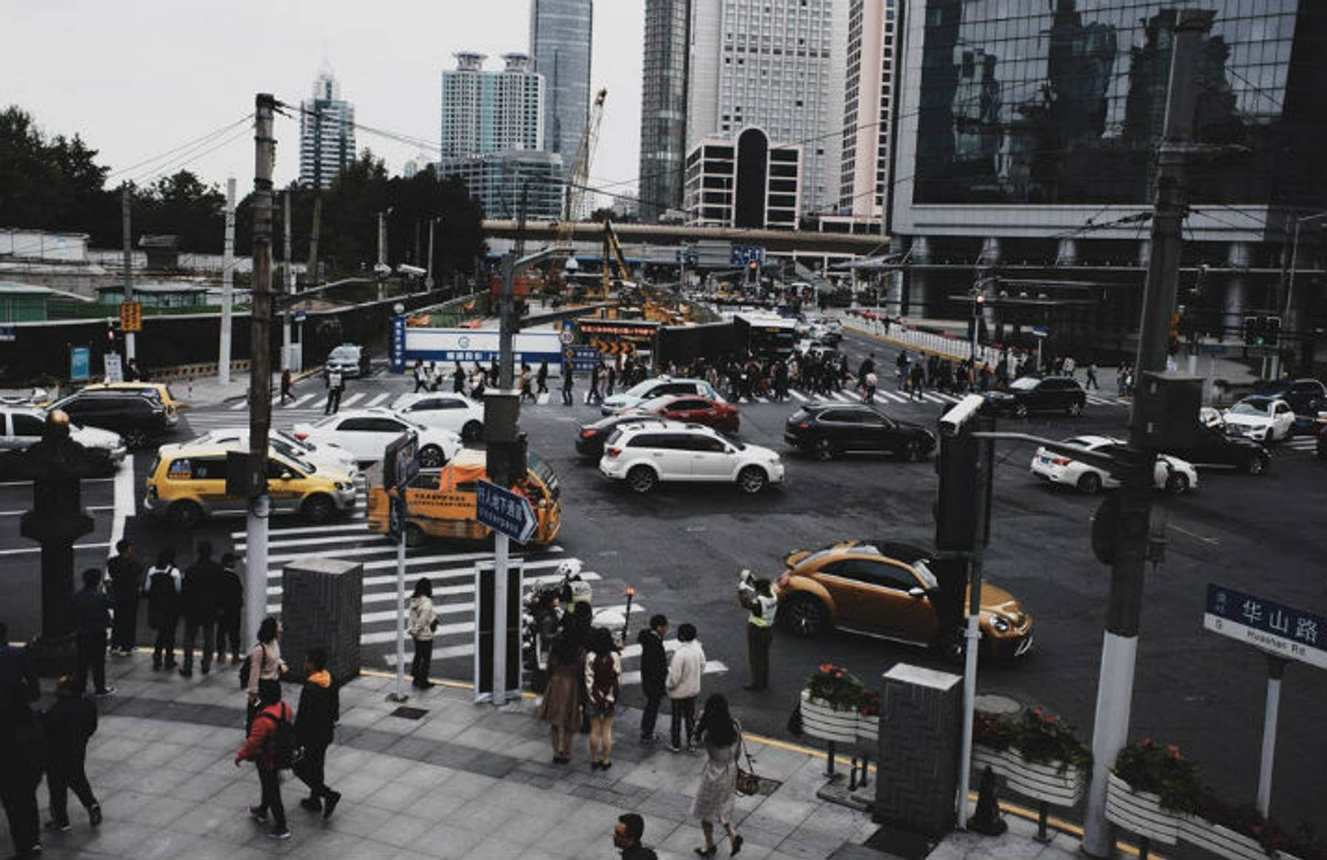 Drivers embrace tech to find car parking in Shanghai