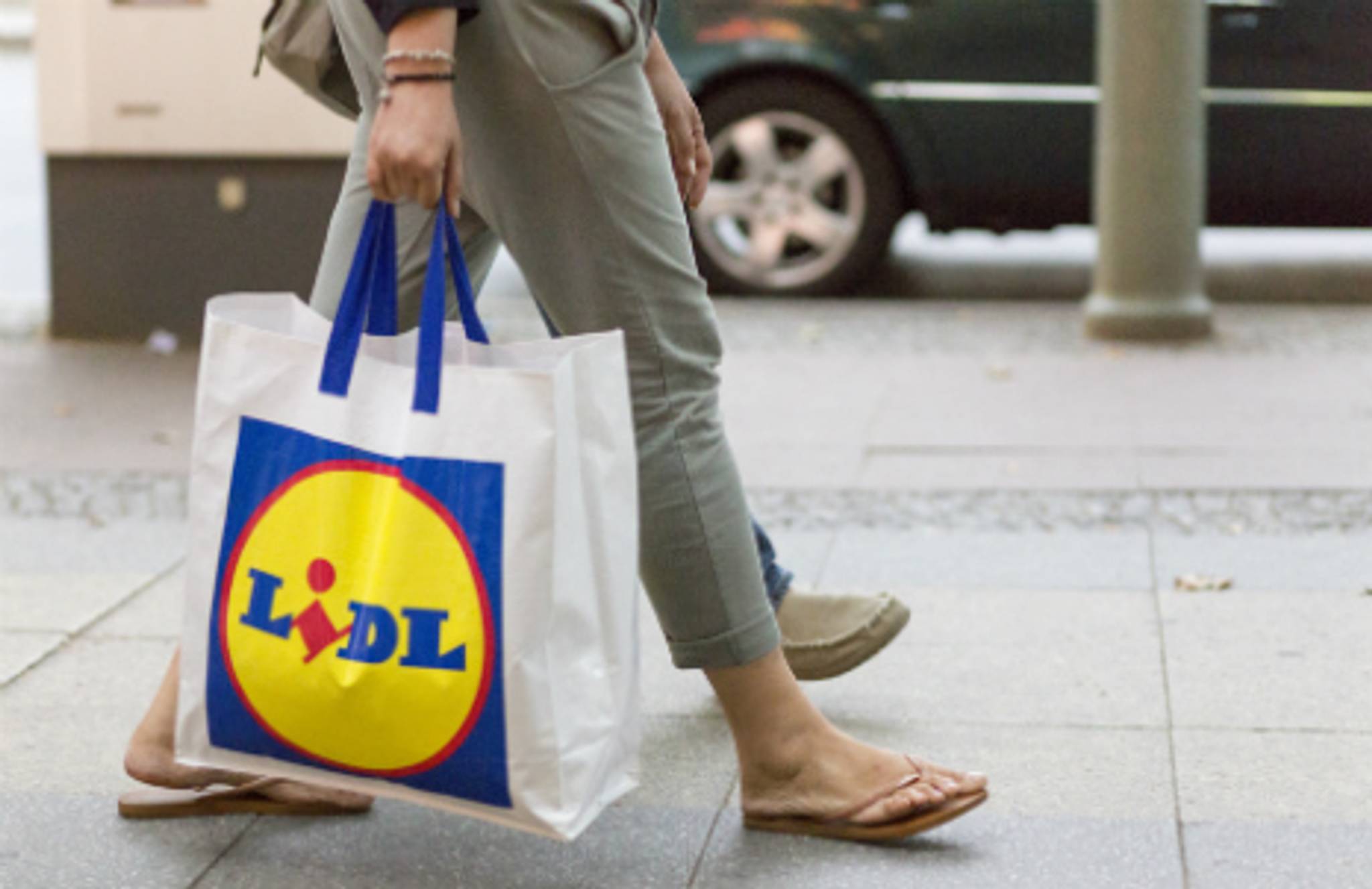 Lidl anonymously opens outlet stores