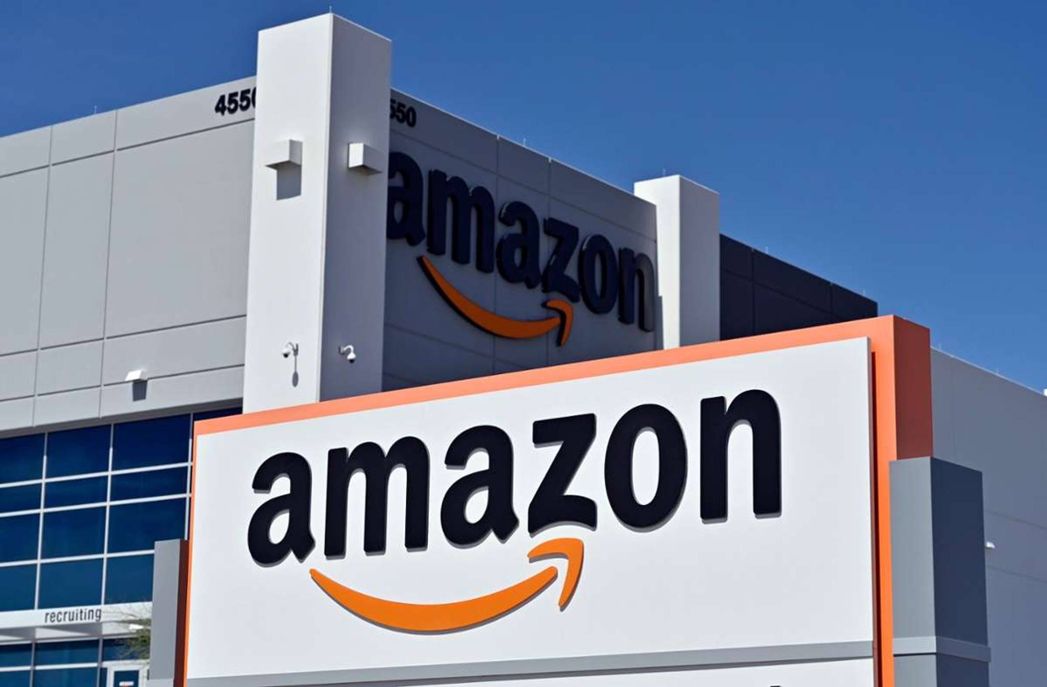Amazons plans to open stores to woo shoppers